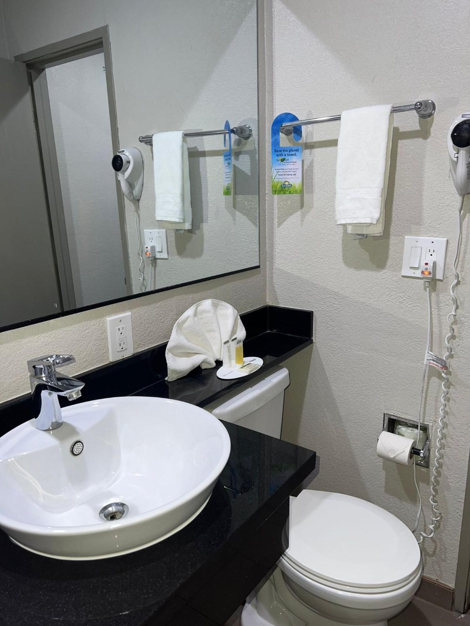Days Inn By Wyndham El Centro Bagian luar foto